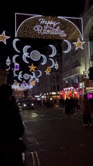 Oxford Street s'illumine à l'approche du Ramadan à Londres
