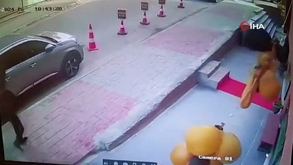 Beylikdüzü’nde esnaf, dükkanın camlarını silerken silahlı saldırıya uğradı