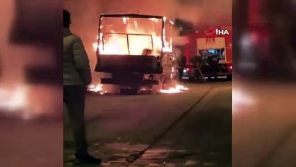 Ataşehir’de kamyonet alev alev yandı