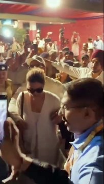 प्रेग्नेंट दीपिका पादुकोण की फोटो लेने की मच गई होड़