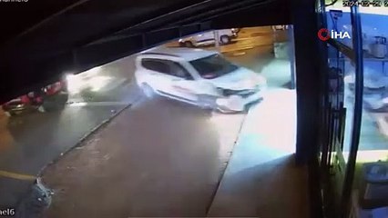 Otomobille çarpışan hafif ticari araç beyaz eşya dükkanına daldı