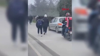 Cadde yerine kaldırımdan gitti yayalardan yol istedi