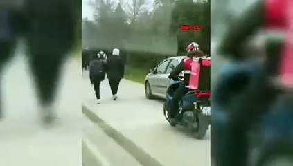 Cadde yerine kaldırımdan gitti yayalardan yol istedi