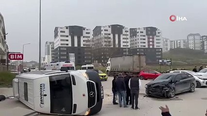 Bursa’da servis minibüsü ile otomobil çarpıştı: İşçilerin olmaması faciayı önledi