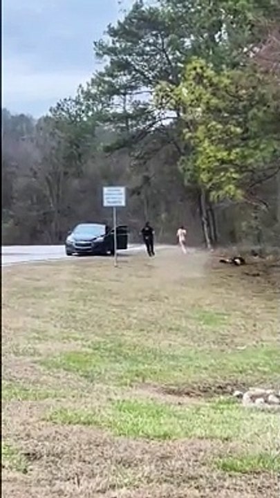 Ce policier se prend une énorme gamelle en poursuivant une femme