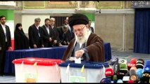 Urne aperte in Iran, il leader supremo Khamenei tra i primi a votare
