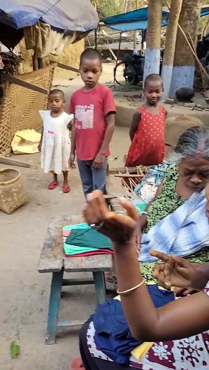 अनाथ बच्चों को भी अपना साथ रखते हैं  एक छोटा सा परिवार है हमारा जहां सभी प्यार से रहते हैं 