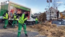 Parigi, gli agricoltori francesi protestano all'Arco di Trionfo