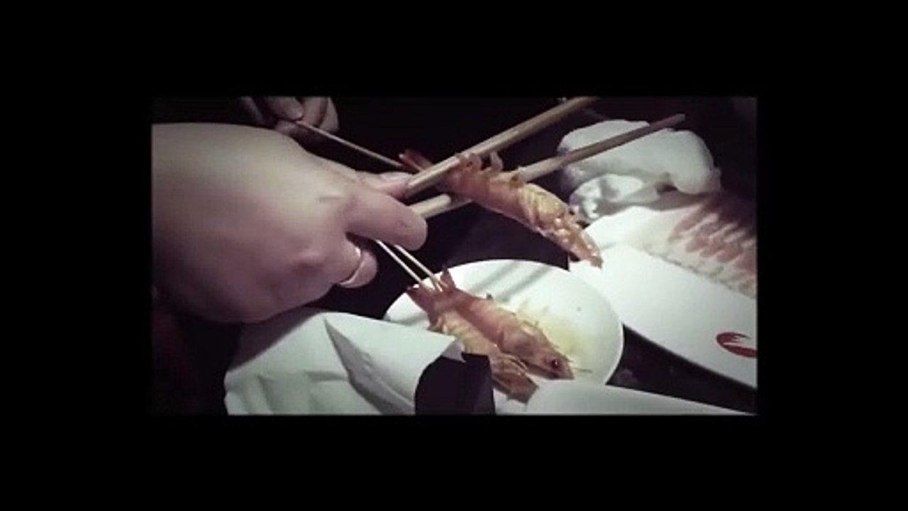 Dùng đũa lột vỏ tôm xiên