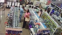 Mulher esconde produto furtado na calcinha em loja movimentada; assista