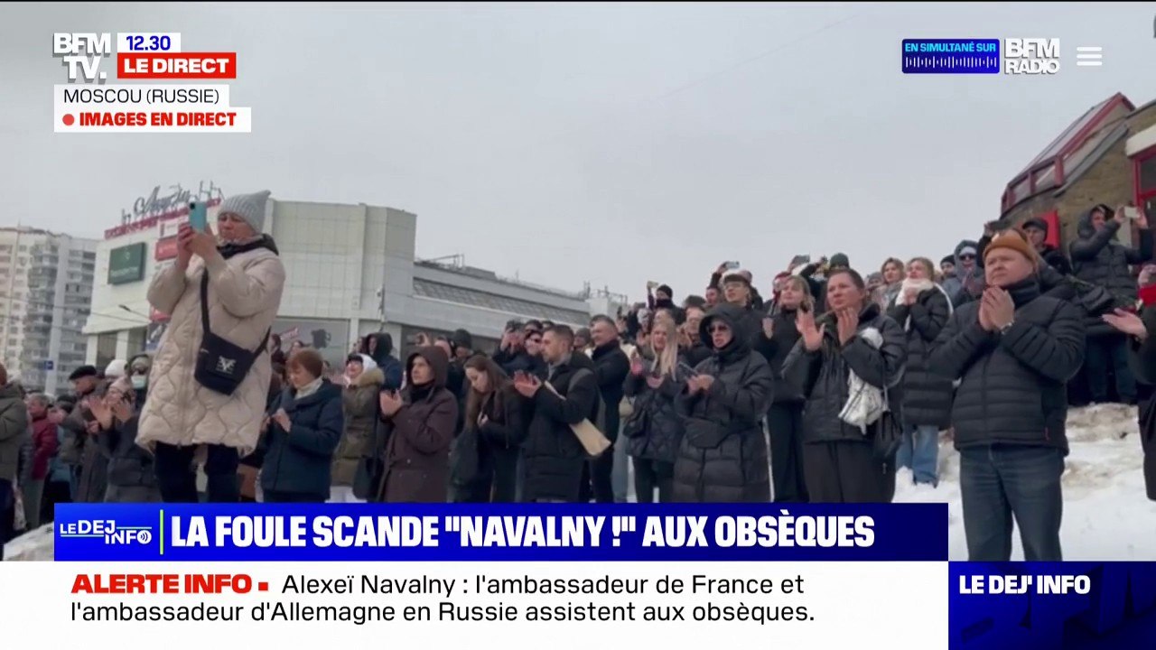 Obsèques d'Alexeï Navalny: la foule scande le nom de l'opposant russe