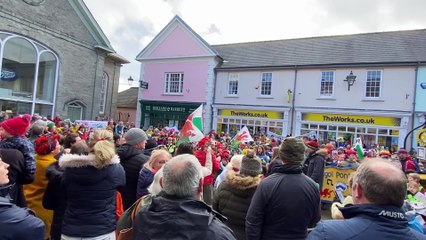 Brecon schoolchildren sing Hei Mistar Urdd on St.David's Day