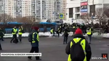 La bara di Navalny arriva alla chiesa. La folla inneggia il suo nome