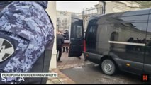 La bara di Navalny arriva alla chiesa. La folla inneggia il suo nome