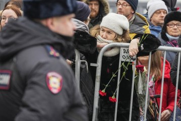 Funerali a Mosca, centinaia di russi acclamano il nome di Navalny