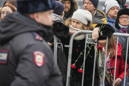 Funerali a Mosca, centinaia di russi acclamano il nome di Navalny