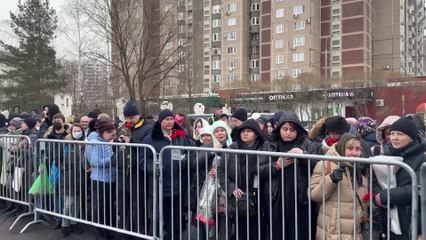 Miles de personas se reúnen en Moscú para despedir a Navalni