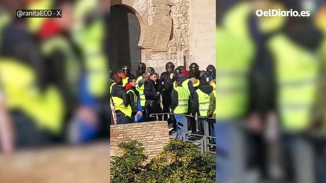 Choques violentos entre agricultores y Policía ante las Cortes de Aragón: “Esta guerra la vamos a ganar”