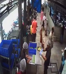 VIDEO देखें बेंगलूरु के एक लोकप्रिय कैफे में हुए ब्‍लास्‍ट का लाइव वीडियो