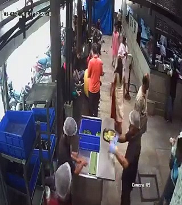 VIDEO देखें बेंगलूरु के एक लोकप्रिय कैफे में हुए ब्‍लास्‍ट का लाइव वीडियो