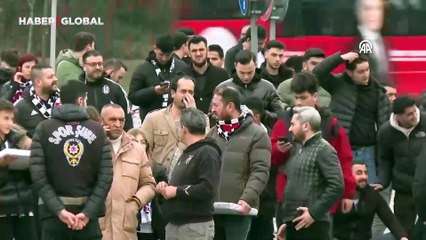 Beşiktaş taraftarlarından derbi öncesi Nevzat Demir'de futbolculara destek