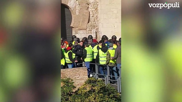 Enfrentamientos entre agricultores y Policía en las protestas agrícolas en La Aljafería