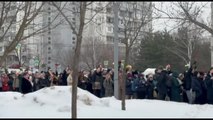 La folla al funerale di Navalny urla: 