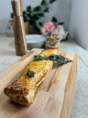 Hojaldre relleno de cebolla caramelizada y queso de cabra