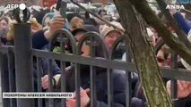 Funerali Navalny, la folla dei sostenitori scandisce il suo nome