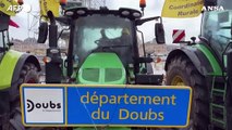 Agricoltori, i trattori si radunano davanti alla Reggia di Versailles