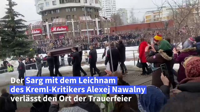 Menge ruft Nein zum Krieg bei Beisetzung Nawalnys