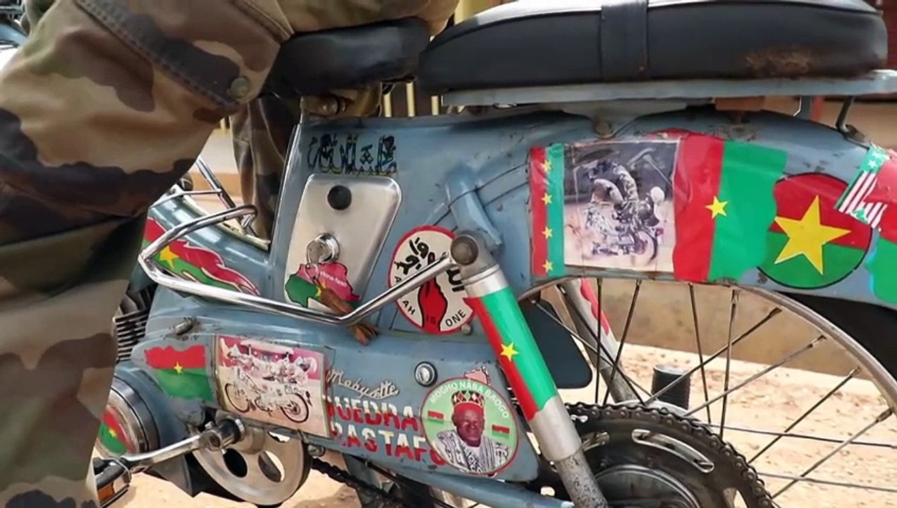 Moped-akrobat mit 72 jahren