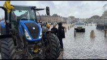 Francia, i trattori arrivano fino alla reggia di Versailles