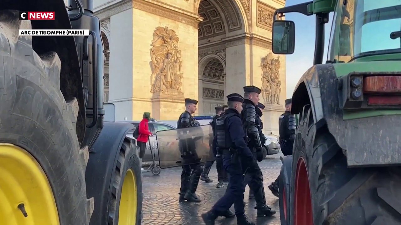 Colère des agriculteurs : des acteurs du monde agricole manifestent sous l'arc de Triomphe