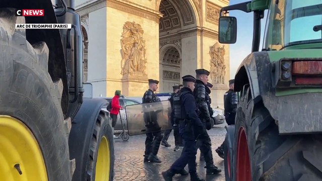 Colère des agriculteurs : des acteurs du monde agricole manifestent sous l'arc de Triomphe