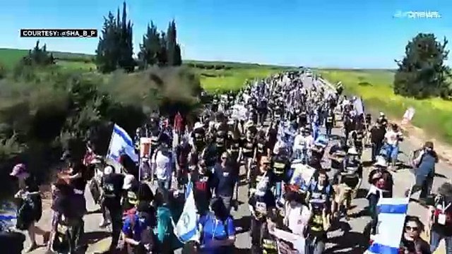 عائلات الرهائن الإسرائيليين تواصل مسيرتها لليوم الثالث من غلاف غزة باتجاه القدس