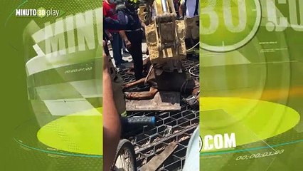 Caballo quedó atrapado en una rejilla