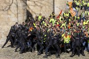 Agricultores bloquean el acceso a las Cortes de Aragón en Zaragoza