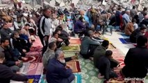 Gaza, la preghiera del venerd? fuori dalla moschea bombardata