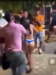 Mujer acepto correr en ropa interior por dinero