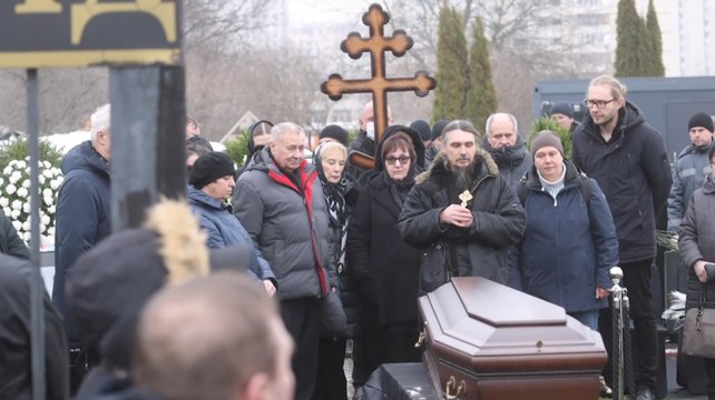 Una multitud bajo vigilancia se congrega en Moscú en el entierro de Navalni