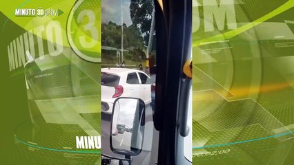 Tres carros se chocaron en la vía Medellín - Bogotá