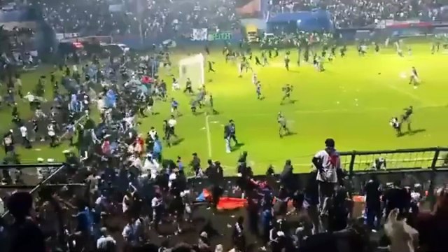 Tragedia en Indonesia Pelea en partido de fútbol dejó 127 muertos