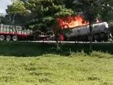 [video] Camión cargado de combustible se incendia al chocar contra tractomula en Puerto Berrio