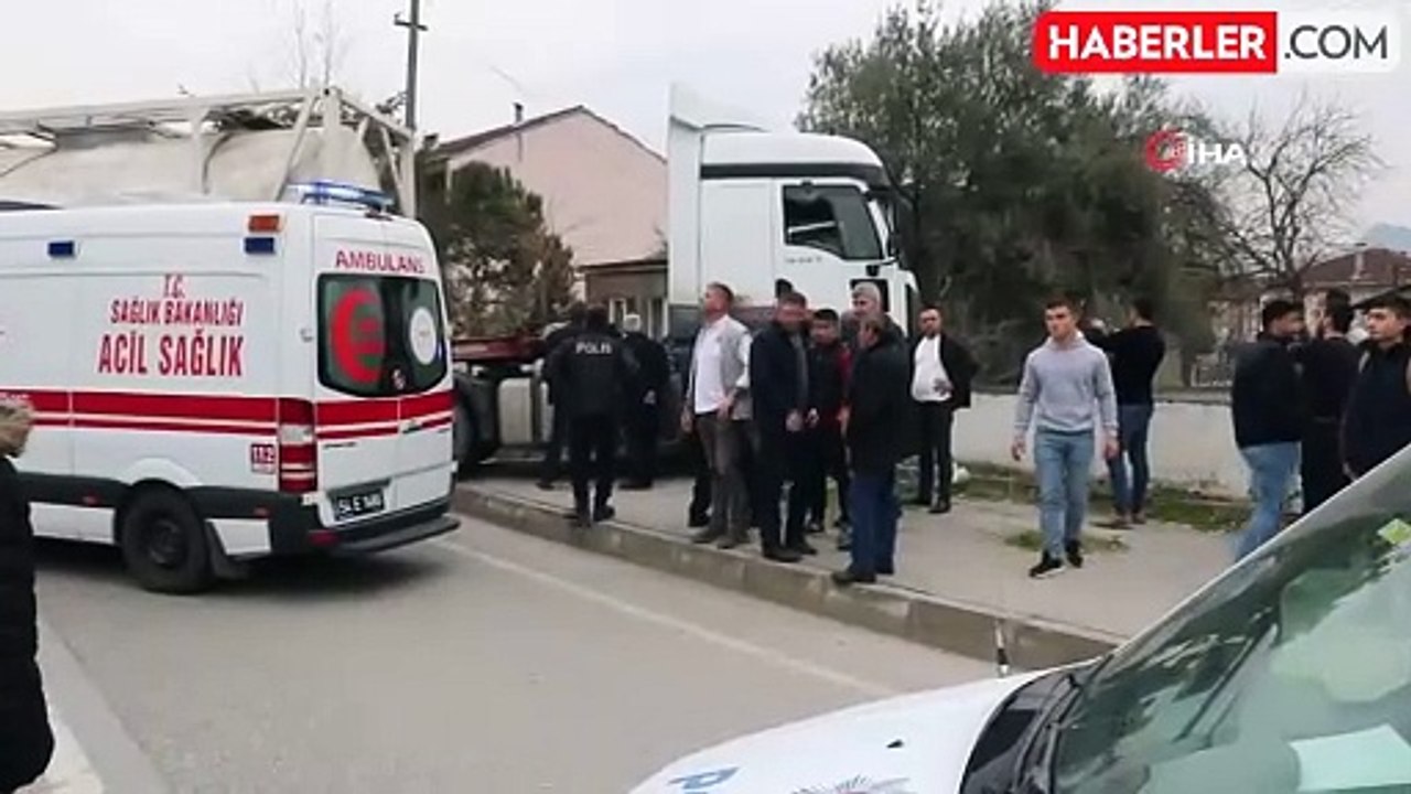 Sürücüsünün kalp krizi geçirdiği tır, evin duvarına çarparak durabildi