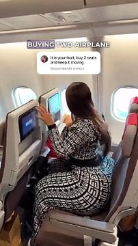 Elle prend deux places dans l'avion à cause de ses fesses