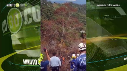 Parapentista y un niño de 13 años quedaron colgando en un cable en Quindío