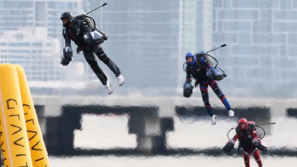 Huit hommes volants s’affrontent lors d’une course de Jet Suit à Dubaï