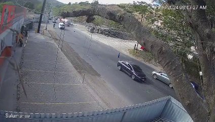 Motociclista sale 'volando' al impactar con un vehículo