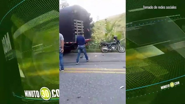 Autopista Medellín Bogotá sector San Luis, cerrada por accidente de transito entre camión y particular